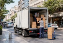 کامیونت در حال تخلیه و توزیع کالا در یکی از خیابان‌های شهری