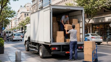 کامیونت در حال تخلیه و توزیع کالا در یکی از خیابانهای شهری